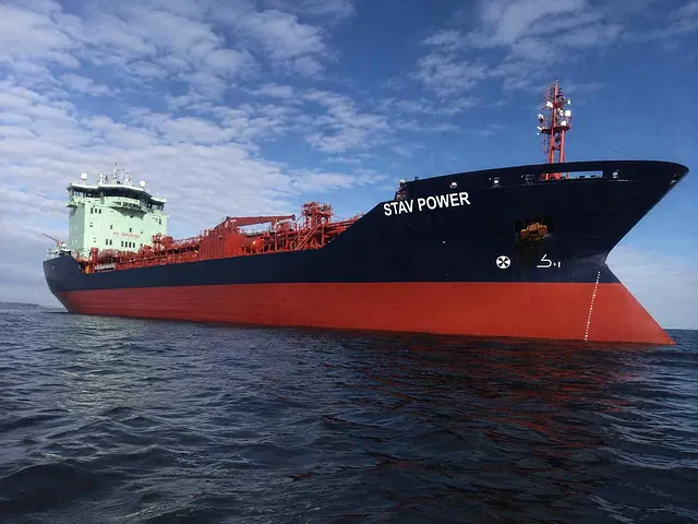 Stort tankskip med navnet STAV POWER seiler på havet, med rød og svart skrogfarge.